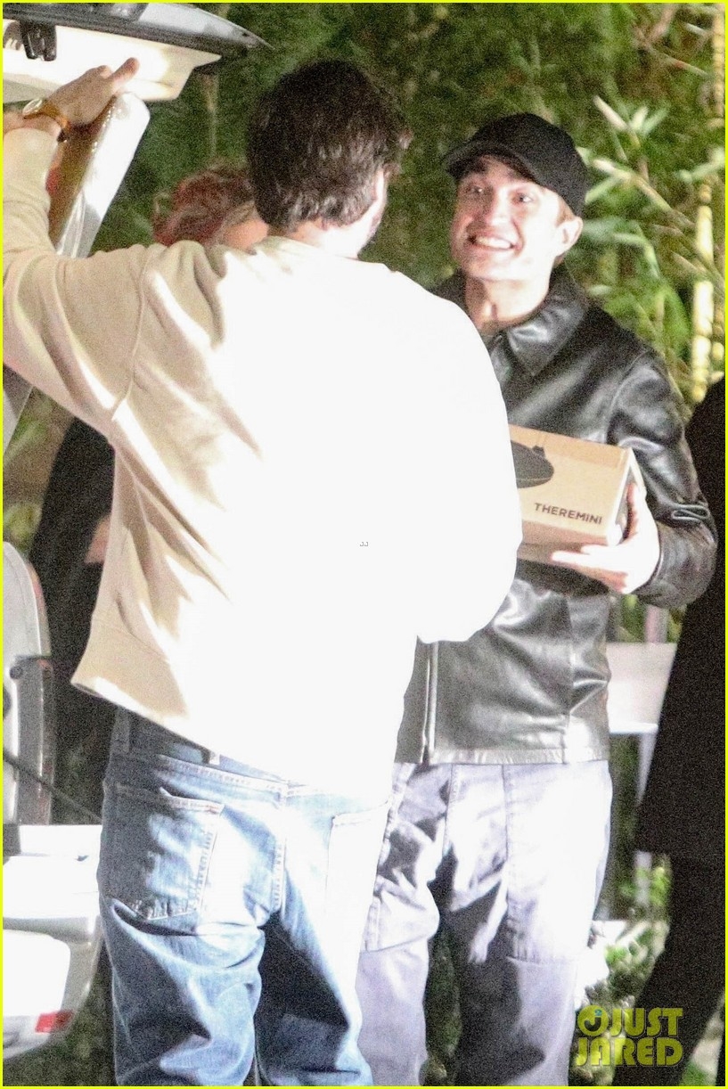 robert pattinson hẹn hò ăn tối lãng mạn cùng bạn gái xinh đẹp tại nhà hàng hình ảnh 2 robert pattinson hen ho an toi lang man cung ban gai xinh dep tai nha hang hinh anh 2
