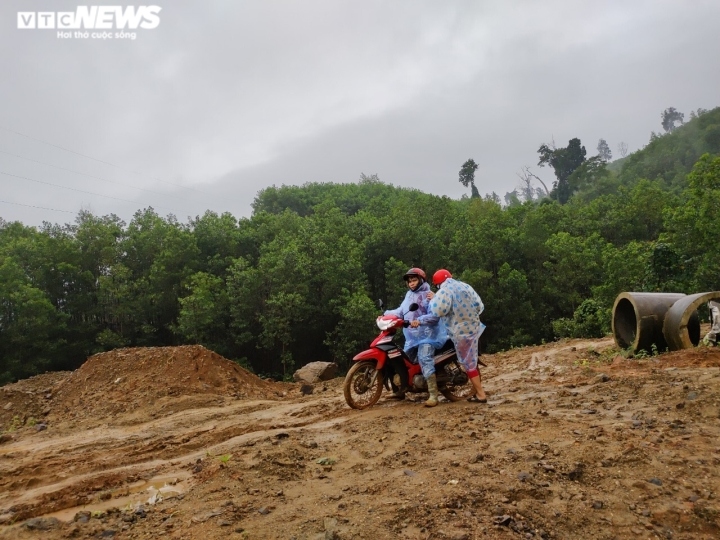 hon mot nam sau sat lo, nhieu con duong vung cao quang nam van ngon ngang dat da hinh anh 3