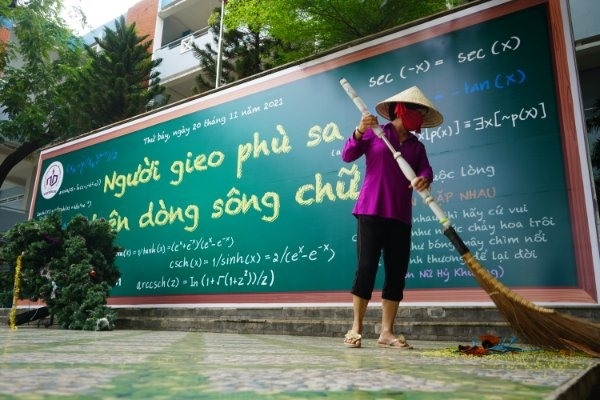 Students in the first, ninth, and 12th grades will duly return to classes from December 13. Ho Chi Minh City’s authorities request that all schools disinfect classrooms and learning equipment in a bid to ensure the safety of both teachers and students during the country’s ongoing COVID-19 fight.