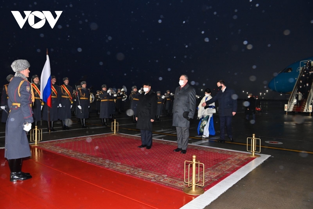 President Phuc arrives in Moscow on November 29, beginning a four-day official visit to Russia at the invitation of Russian President Vladimir Putin. He is warmly welcomed by Russian officials at Vnukovo airport.