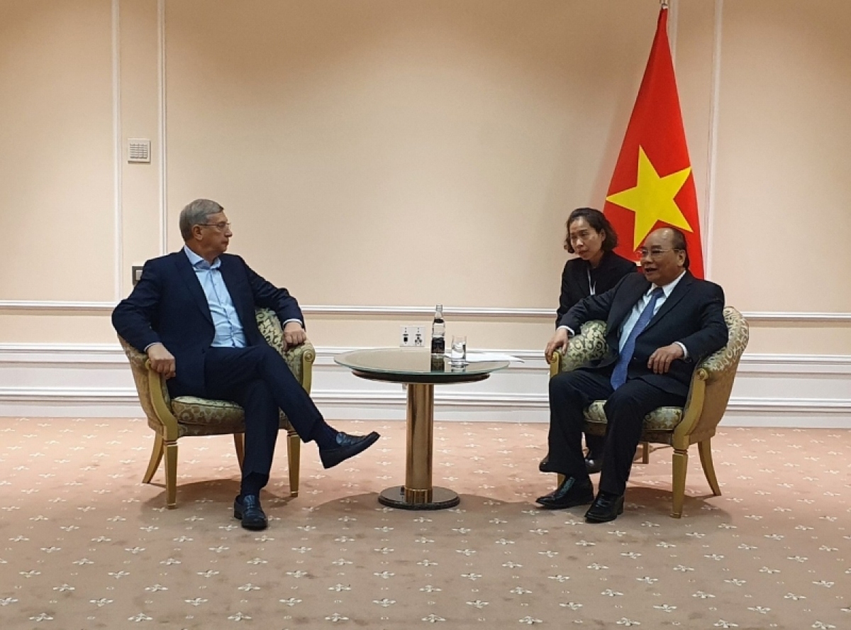 President Phuc receives CEOs of leading Russian enterprises that have cooperation with Vietnam, including the Russian Direct Investment Fund, Gazprom, Novatek, Systema, and Miratorg.