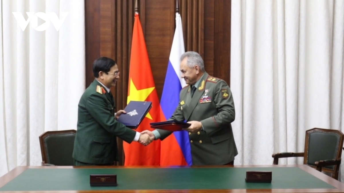 On the sidelines of the visit, Vietnamese Minister of National Defense, General Phan Van Giang, holds talks with Russian Defense Minister, General Sergei Shoigu (photo) to promote military cooperation and law enforcement between the two countries.
