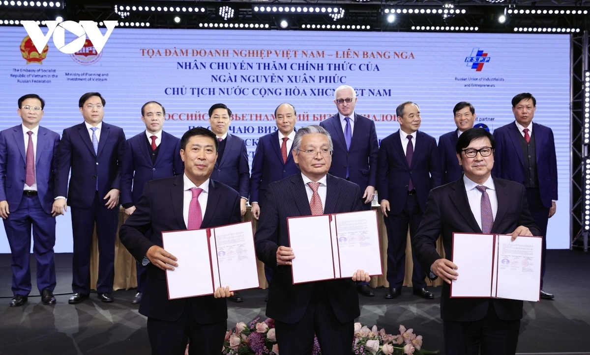 He also witnesses the signing of a number of cooperation documents between economic groups of the two countries in the fields of energy, finance, and farm produce import-export.