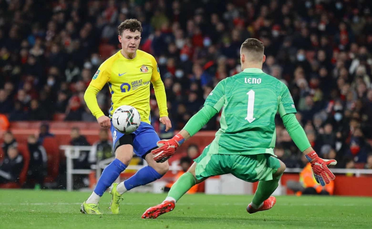 Broadhead chích bóng tinh tế vào lưới Arsenal. (Ảnh: Getty)