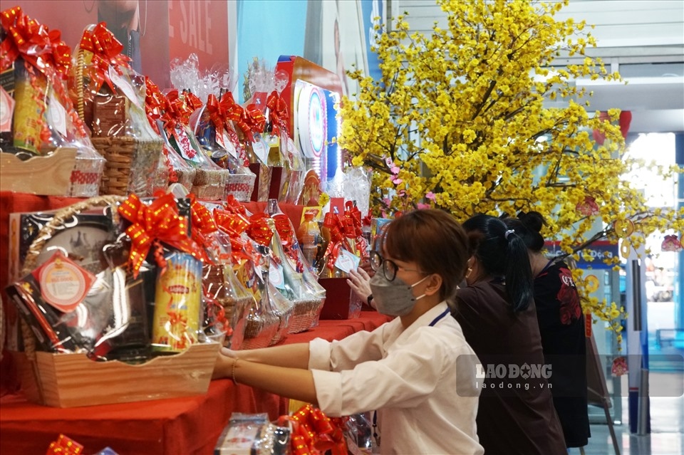 tet shopping begins at supermarkets in ho chi minh city picture 9