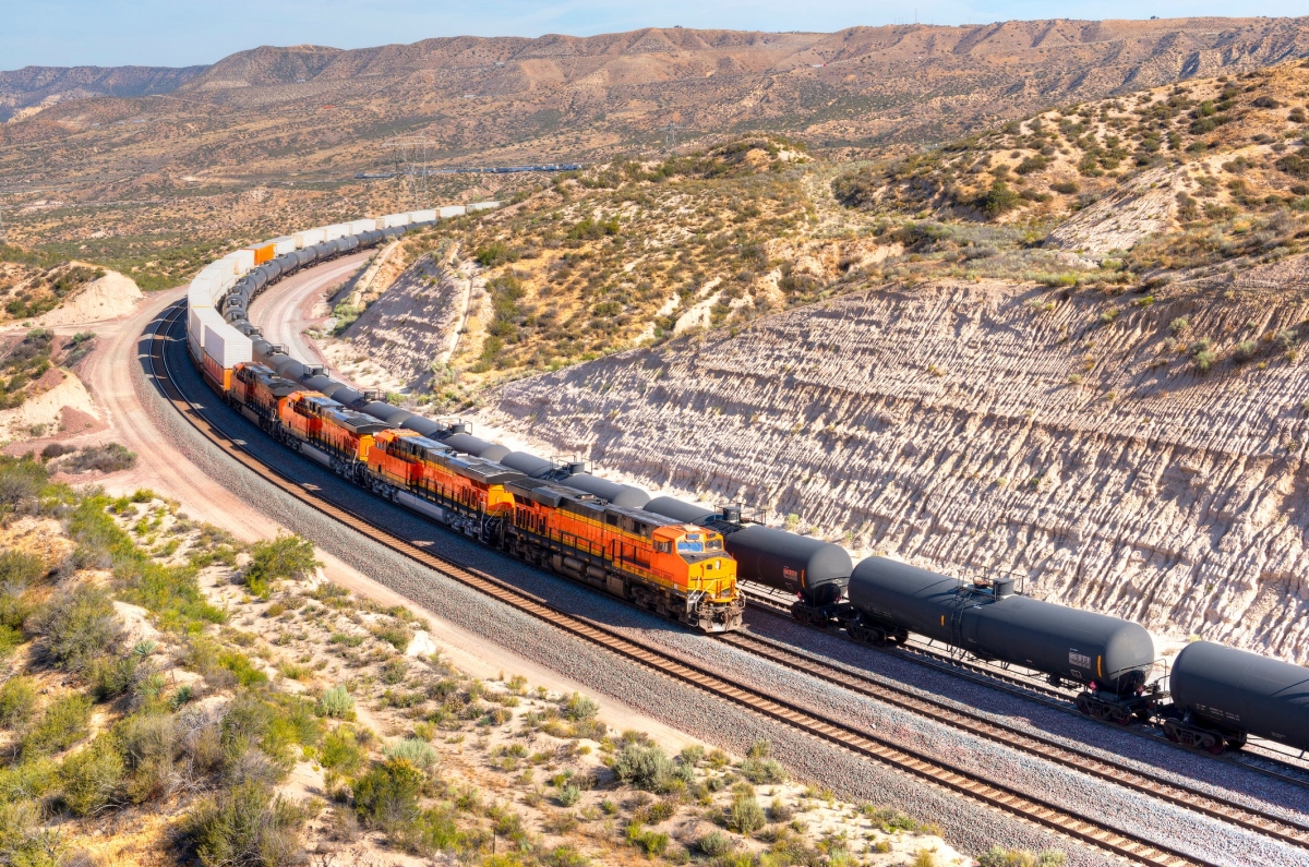 Mỹ có mạng lưới đường sắt lớn nhất thế giới với tổng chiều dài là 250.000 km.