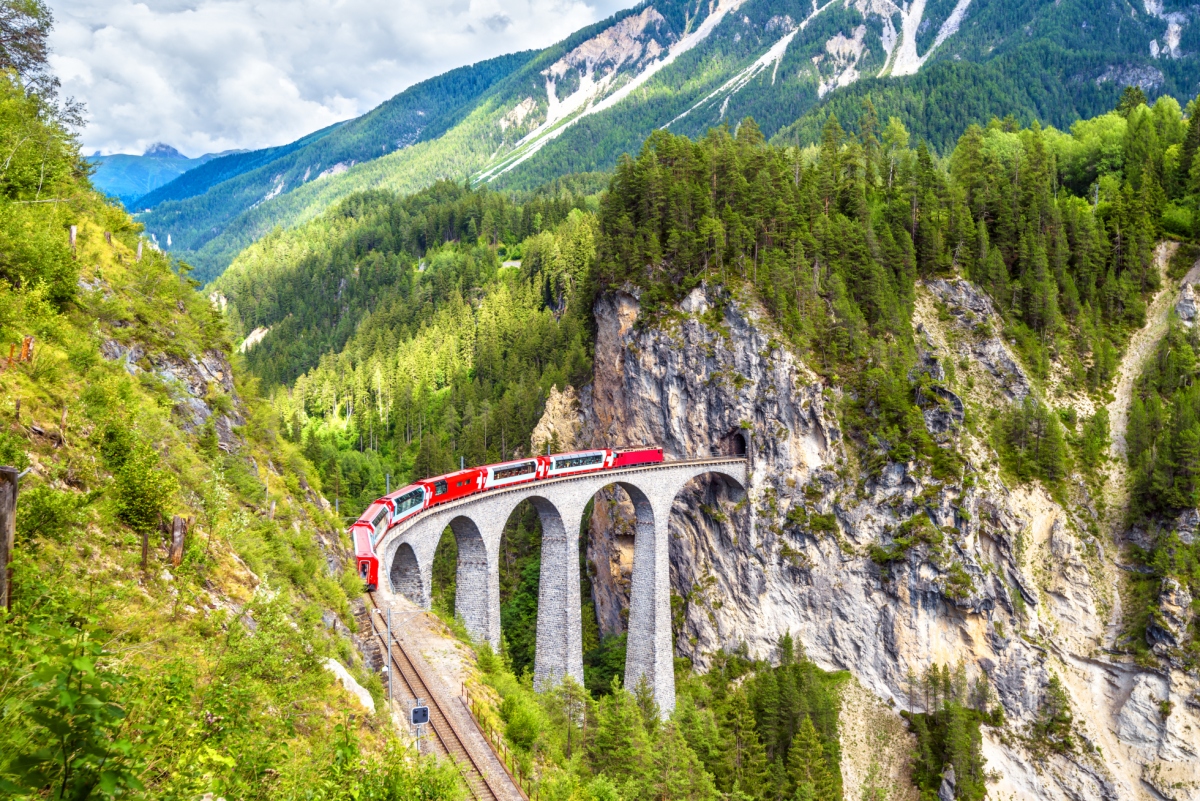 Glacier Express của Thụy Sĩ là chuyến tàu cao tốc chậm nhất thế giới khi mất tới 8 tiếng để hoàn thành quãng đường dài 291 km. Đó là bởi tuyến đường của chuyến tàu này sẽ đi qua những khung cảnh xinh đẹp từ điểm cao nhất của hành trình là Oberalp Pass cho tới cầu đường sắt Landwasser Viaduct nằm ở độ cao 65m và lao thẳng xuống một đường hầm đi xuyên qua núi. Chuyến hành trình dài cả ngày này đi qua 91 đường hầm và 291 cây cầu.