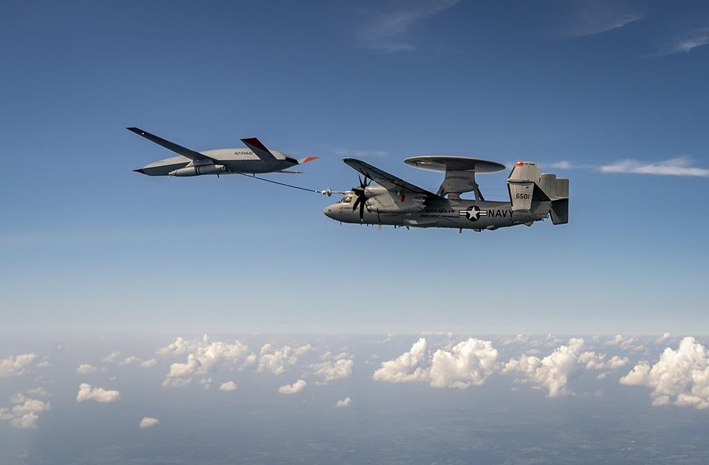 Máy bay không người lái (UAV) MQ-25 Stingray đã thực hiện nhiệm vụ tiếp nhiên liệu trên không đầu tiên hồi tháng 6 cho tiêm kích Boeing F/A-18F. Hồi tháng 8/2021, máy bay này đã tiếp nhiên liệu cho máy bay E-2D Hawkeye của Northrop Grumman và hồi tháng 9 tiếp nhiên liệu thành công cho tiêm kích F-35C của Lockheed Martin.