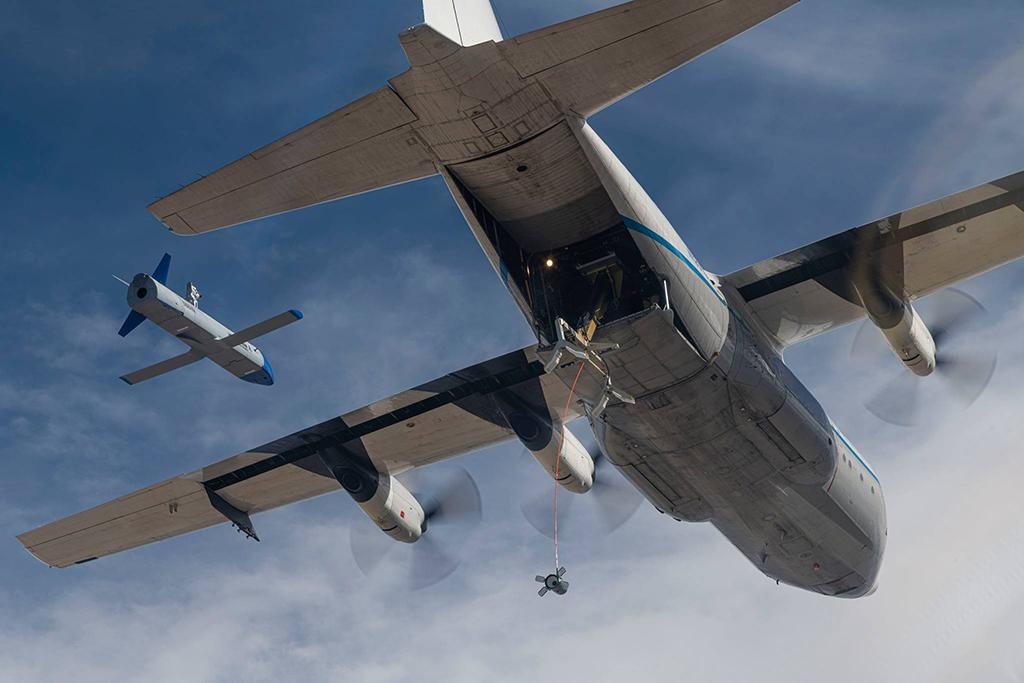Máy bay vận tải C-130 đã hoạt động và lần đầu tiên thu hồi thành công một máy bay không người lái X-61 Gremlin trong chuyến bay thử nghiệm hồi tháng 10. Điều này đã giúp hoàn thành dự án Gremlins trong 7 năm trị giá 115 triệu USD của Cơ quan Dự án Nghiên cứu Nâng cao Quốc phòng thuộc Bộ Quốc phòng Mỹ (Defense Advanced Research Projects Agency, DARPA).