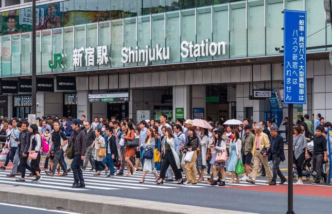 Ga Shinjuku ở Tokyo, Nhật Bản là nhà ga bận rộn nhất thế giới với hơn 3,6 triệu hành khách đi qua mỗi ngày (trước đại dịch Covid-19). Nhà ga này có 200 lối ra và được tạo thành từ 5 nhà ga nhỏ hơn. Nhà ga tấp nập nhất châu Âu là Gare du Nord ở Paris, Pháp khi phục vụ 214 triệu hành khách mỗi năm trong khi nhà ga Penn ở thành phố New York là nhà ga bận rộn nhất Bắc Mỹ với hàng nghìn người qua lại mỗi 90 giây.