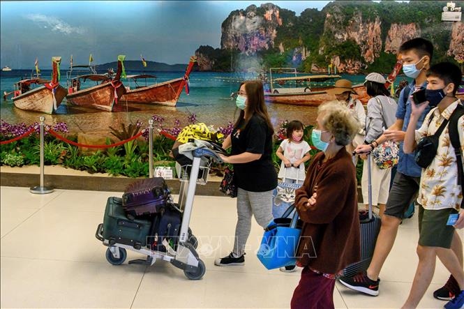 Khách du lịch tới sân bay quốc tế Phuket, Thái Lan. Ảnh tư liệu: AFP/TTXVN