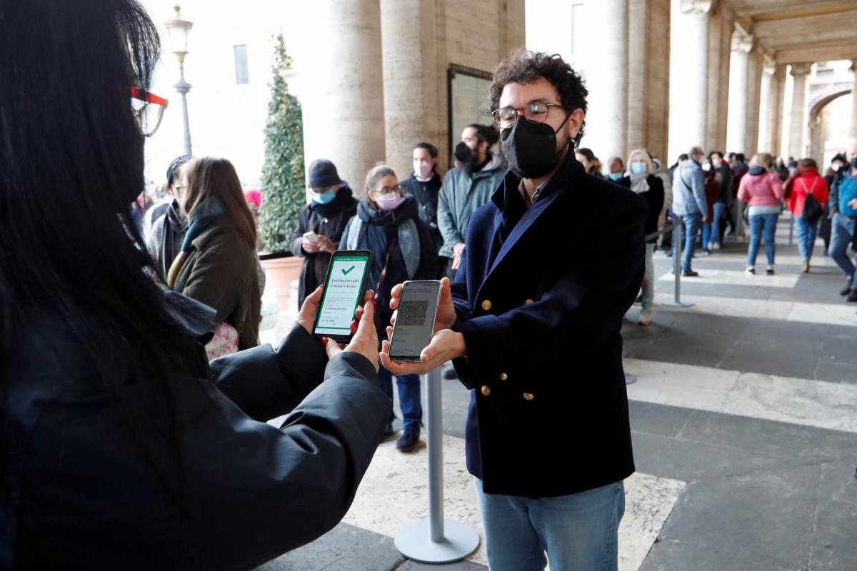 Khách xuất trình thẻ xanh khi tới Bảo tàng Capitolini ở Rome ngày 5/12/2021. Ảnh: Reuters