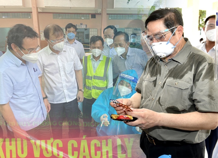 Thủ tướng Phạm Minh Chính, Bí thư Thành ủy TPHCM Nguyễn Văn Nên kiểm tra công tác phòng, chống dịch Covid-19