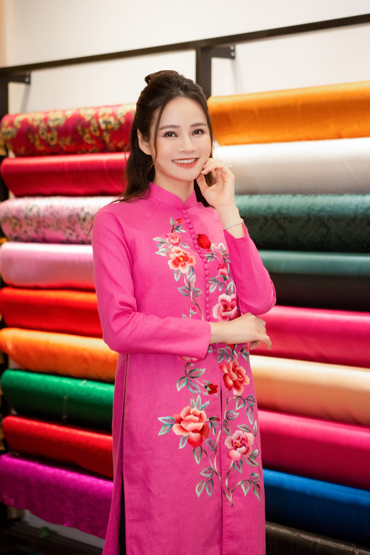 A hau thuy van va btv thu huong do sac trong ta ao dai cua ntk vu thu trang hinh anh 3