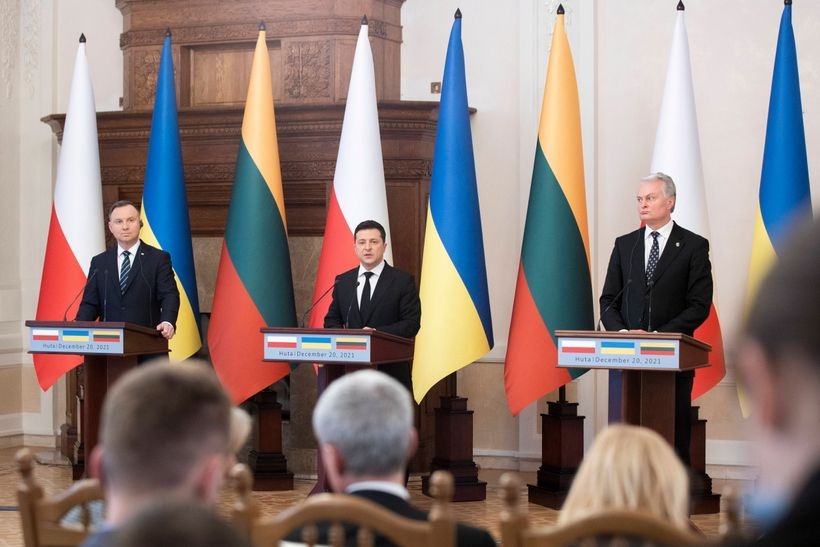 Tổng thống Ba Lan (trái), Ukraine (giữa) và Litva họp báo sau hội nghị thượng đỉnh định dạng tam giác Lublin ngày 20/12.