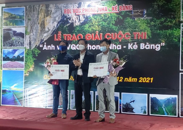 Ông Phạm Hồng Thái – Giám đốc Ban Quản lý Vườn quốc gia Phong Nha – Kẻ Bàng trao giải Nhì cho các tác giả. Nguồn: Sở Du lịch Quảng Bình