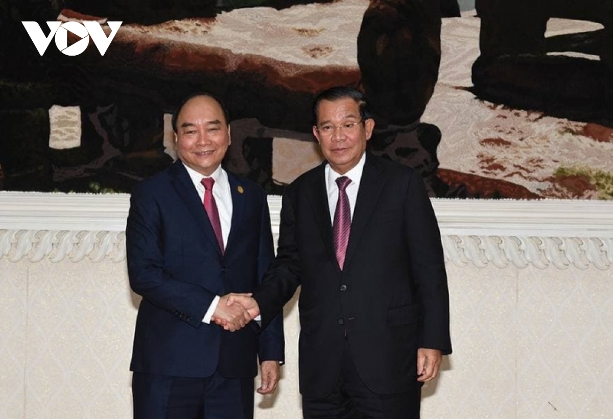 President Nguyen Xuan Phuc (L) and Cambodian Prime Minister Samdech Techo Hun Sen