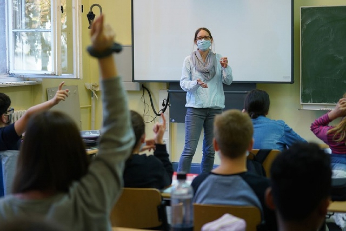 Các quốc gia Châu Âu vẫn mở cửa trường học dù dịch bệnh COVID-19 bùng phát từ năm 2020 (Ảnh: Getty Images)