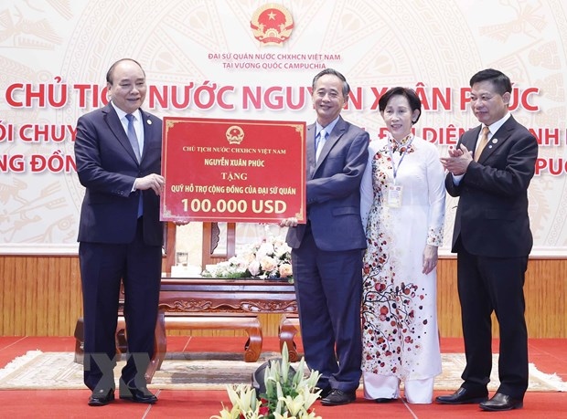 Chủ tịch nước Nguyễn Xuân Phúc trao tặng 100.000 USD cho Quỹ hỗ trợ cộng đồng của Đại sứ quán Việt Nam tại Campuchia. (Ảnh: TTXVN)
