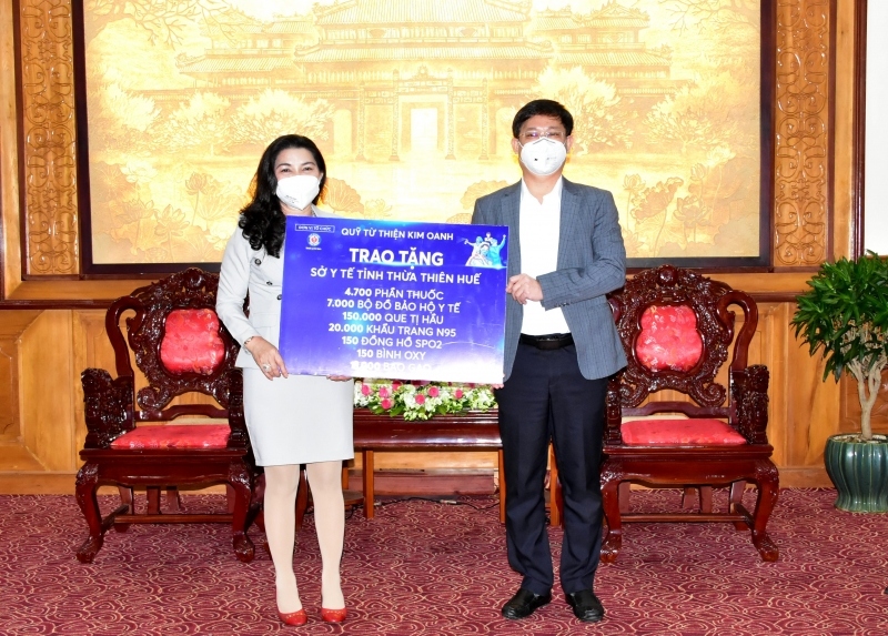 Bà Đặng Thị Kim Oanh - Chủ tịch Quỹ từ thiện Kim Oanh trao tặng tỉnh Thừa Thiên Huế thuốc trị Covid-19, vật tư y tế và lương thực.