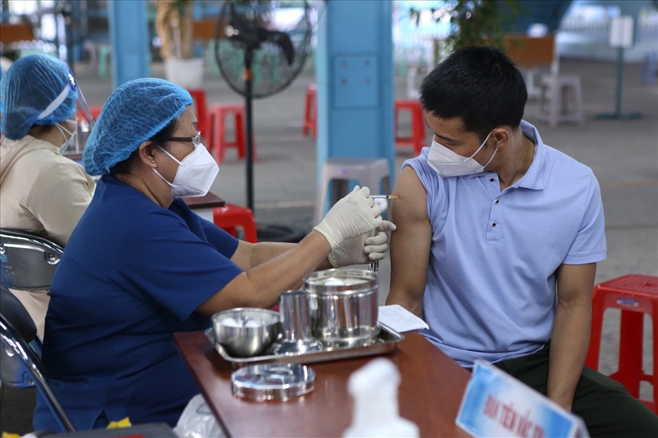 hcm city administers third covid-19 vaccine shots from december 10 picture 9