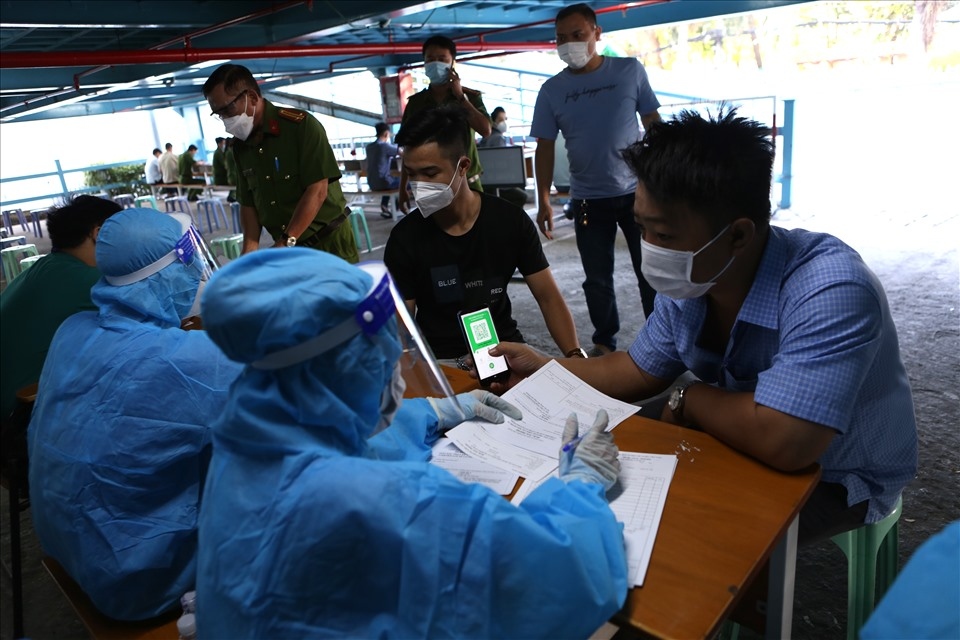 hcm city administers third covid-19 vaccine shots from december 10 picture 1