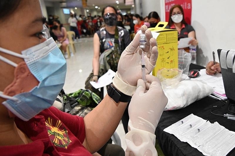 Philippines tăng tốc tiêm vaccine Covid-19 (Nguồn: AFP)