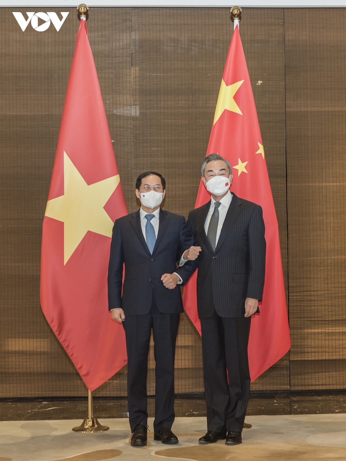 The two FMs agree that Vietnam and China will fully and effectively implement the Declaration on the Conduct of Parties in the East Sea (DOC).