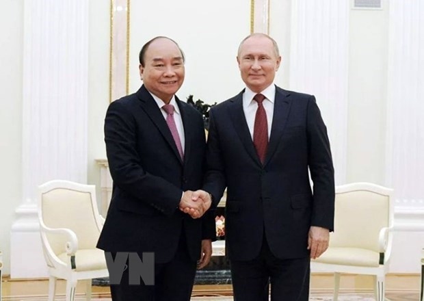 President Nguyen Xuan Phuc (L) is welcomed by his Russian counterpart Vladimir Putin. (Photo: VNA)