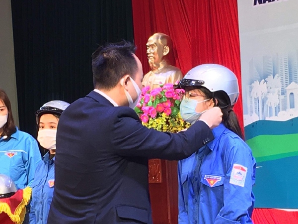 honda vietnam to present 20,000 helmets to people nationwide picture 1