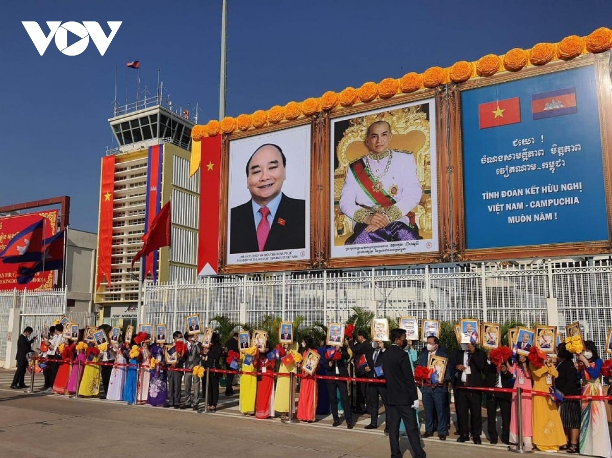 Vietnamese nationals residing in Cambodia welcome President Nguyen Xuan Phuc at Pochentong airport.