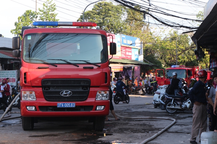 giai cuu thanh cong 2 nguoi khoi dam chay lon hinh anh 1