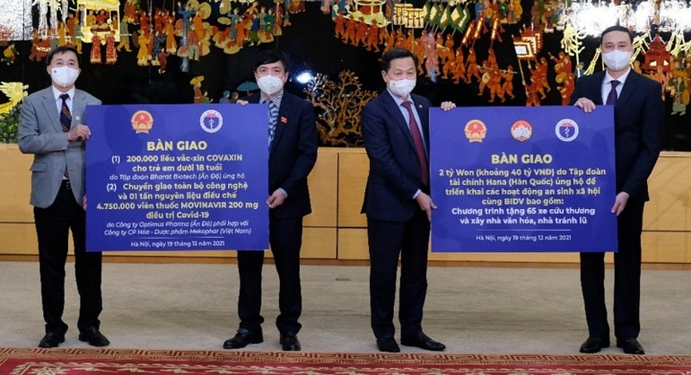 At the handover ceremony (Photo: dantri.com.vn)