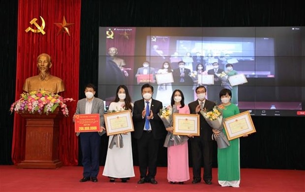 winners of contest on compiling vietnamese language learning materials for ovs honoured picture 1