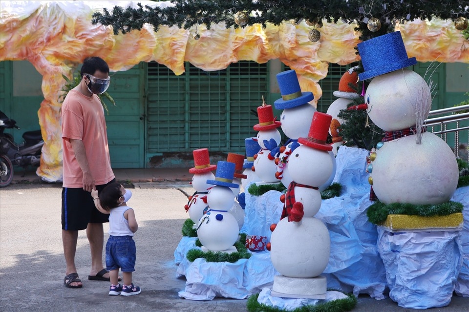 hcm city catholic parish turns quiet as christmas eve draws near picture 7