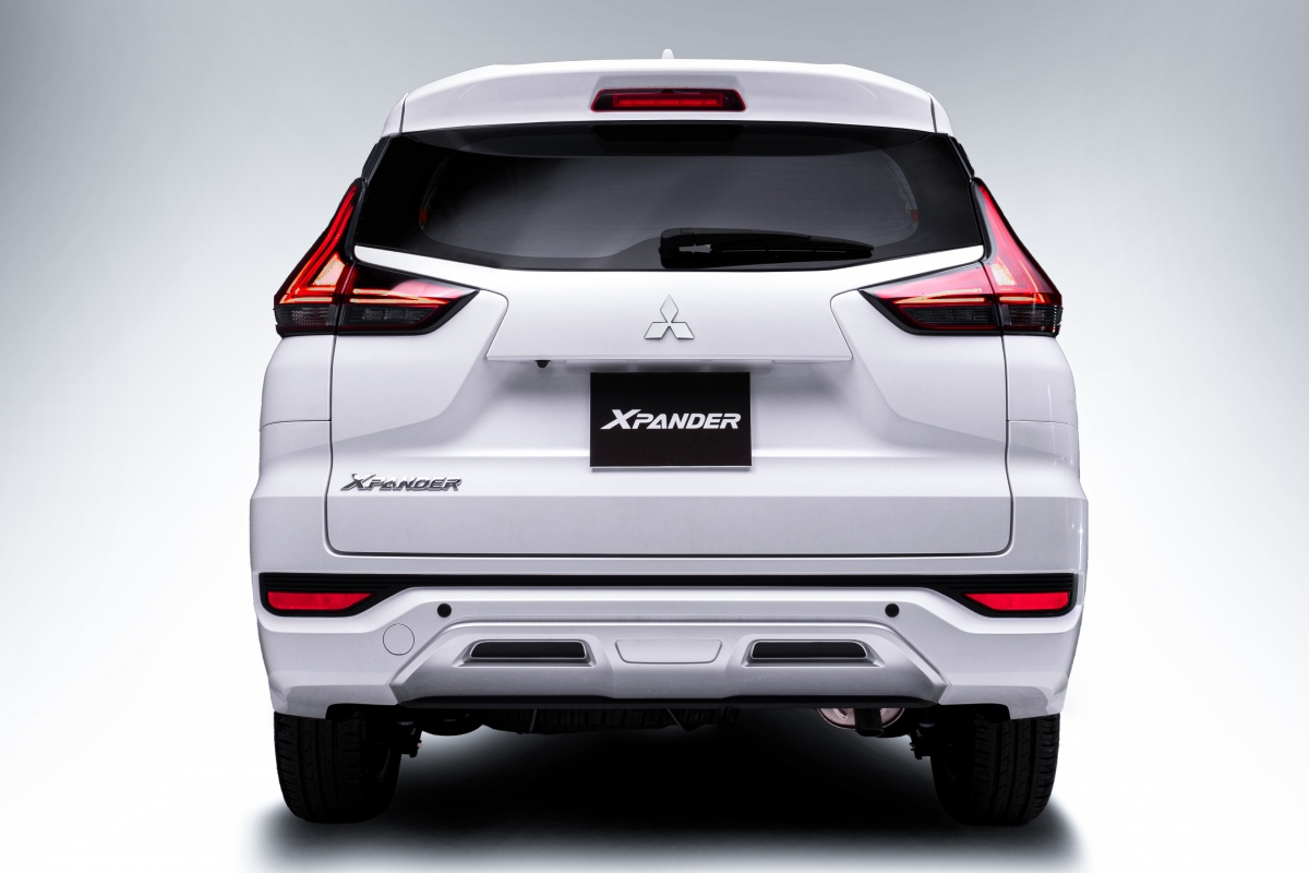 Cùng với đó, Mitsubishi Xpander và Xpander Cross phiên bản đặc biệt được nâng cấp thêm hai trang bị an toàn thiết thực là camera toàn cảnh 360 độ và hệ thống cảm biến lùi giúp tài xế mở rộng tầm nhìn khi lái xe, và giảm nguy cơ va chạm khi lùi xe.