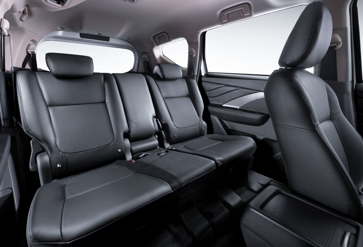 Hàng ghế sau của Mitsubishi Xpander và Xpander Cross rất rộng rãi cho 3 người ngồi.