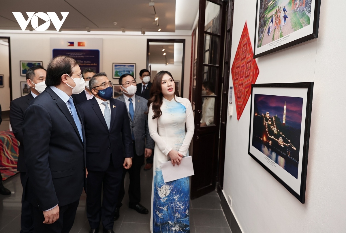  vietnam-philippines colour of culture exhibition opens in hanoi picture 1