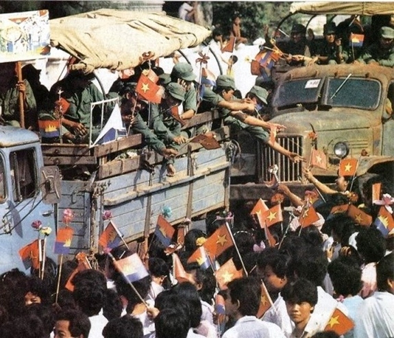 Người dân Campuchia đứng hai bên đường vẫy chào, chia tay quân tình nguyện Việt Nam về nước năm 1989. Ảnh tư liệu: TTXVN