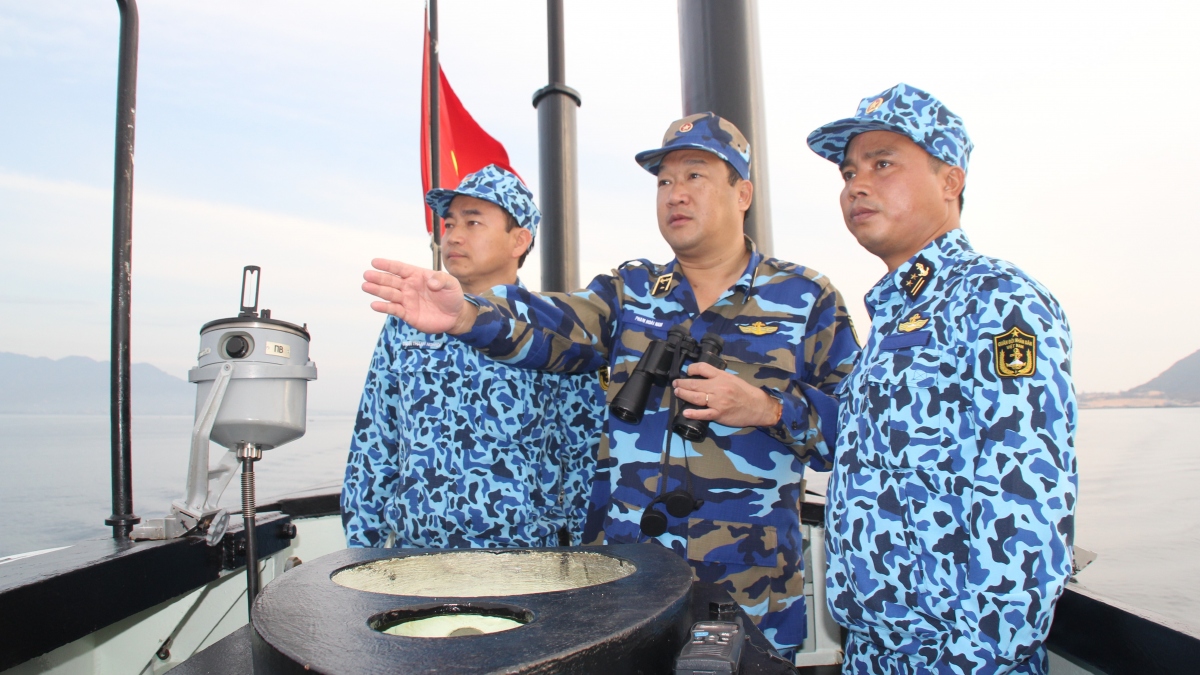 Thủ trưởng Quân chủng Hải quân kiểm tra công tác huấn luyện chiến đấu trên biển.