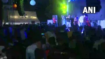 Người dân tụ tập xem trình diễn pháo hoa tại Goa, Ấn Độ. Ảnh: ANI