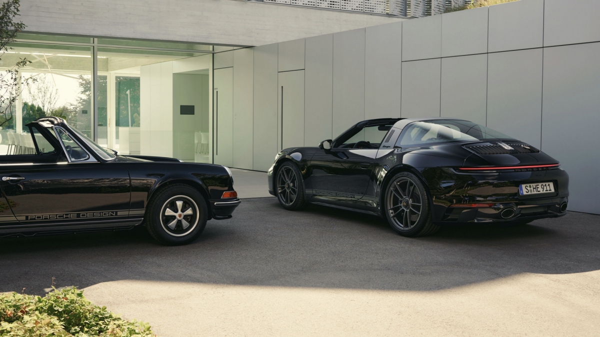 Trong khi đó dòng chữ “Targa” đã được sơn màu đen mờ và lưới tản nhiệt trên động cơ có nhãn dán “Porsche Design 50th Anniversary” tái hiện chữ ký của F.A. Porsche.