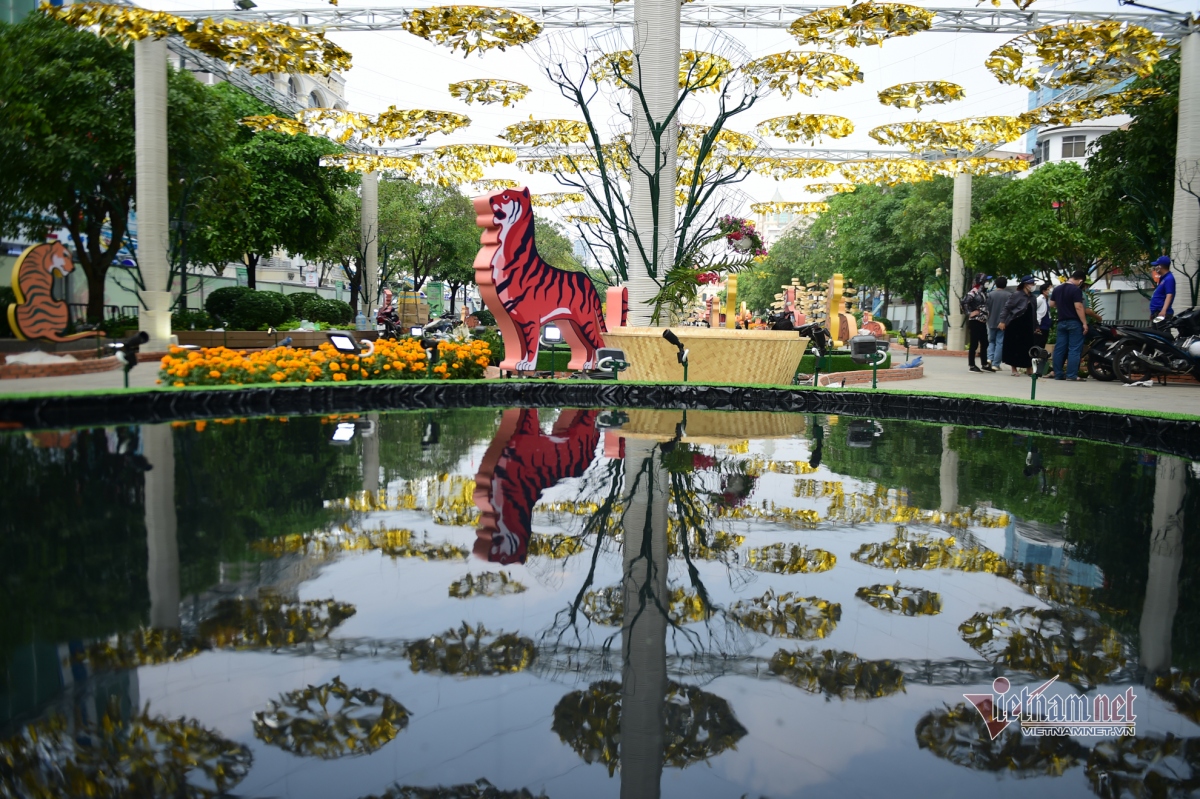 nguyen hue flower street in hcm city opens to public for tet festival picture 10