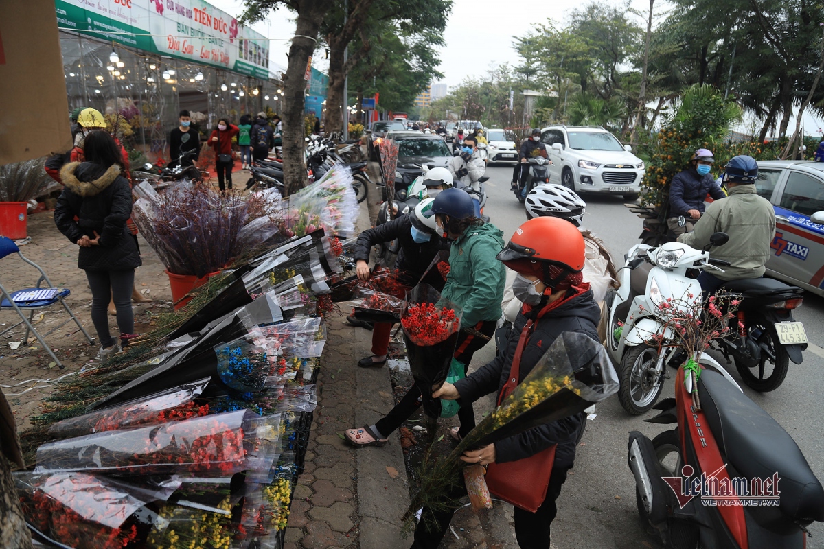 dong xe xuoi nguoc tren he duoi pho ngay 28 tet, o to bo tren duong ha noi hinh anh 10