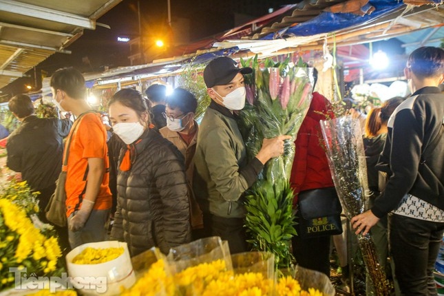 quang an night flower market bustling ahead of tet picture 10
