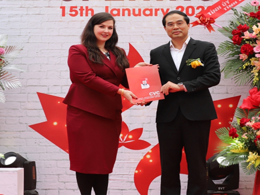 Bà Elizabeth Marie Keyton, Giám đốc Trung tâm ngoại ngữ mới ra mắt trên địa bàn trao thẻ học viên cho ông Trịnh Xuân Trường.