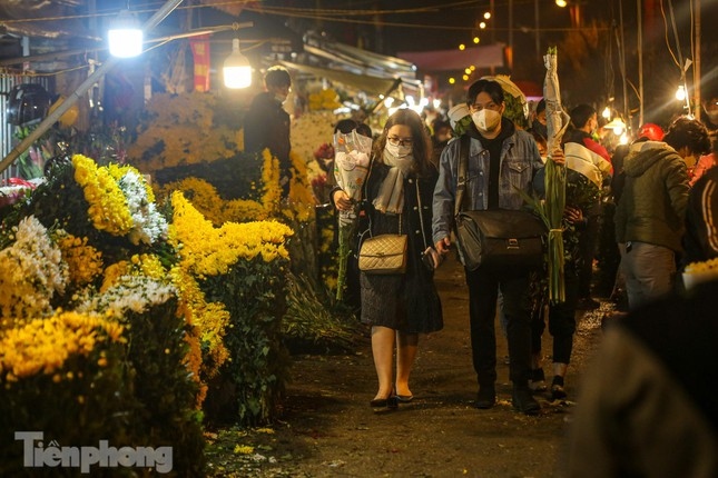 quang an night flower market bustling ahead of tet picture 11