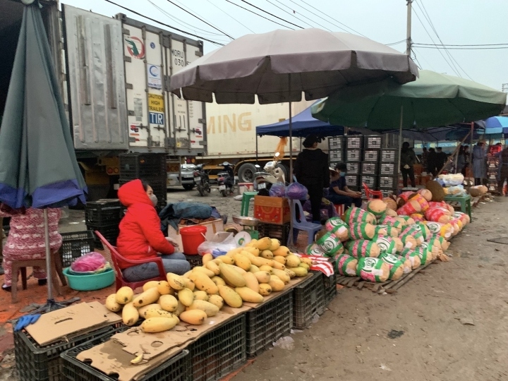 “Lái xe thì ăn ngủ tại xe, chạy máy lạnh bảo quản hàng chờ chúng tôi bán hết mới về”, một tiểu thương khác cho biết.