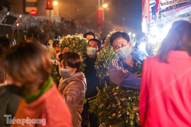 quang an night flower market bustling ahead of tet picture 13