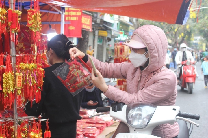 nguoi dan tat bat mua sam, don tet nham dan dang den rat gan hinh anh 15